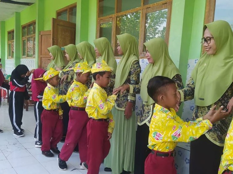 Halal Bihalal Siswa dan Guru SDN 3 Gelung Meriahkan Nuansa Idul Fitri 1446 H